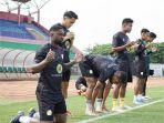 Pemain-Barito-berdoa-sebelum-latihan.jpg