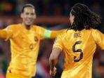 banjarmasin/Pemain-Belanda-Virgil-van-Dijk-kiri-dan-Nathan-Ake.jpg