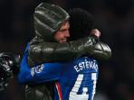 Pemain-Chelsea-Cole-Palmer-memeluk-erat-rekannya-Estevao-usai-memenangkan-laga.jpg