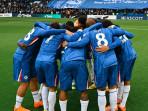 Pemain-Chelsea-berkumpul-di-tengah-lapangan-sebelum-kick-off-26-Oktober.jpg