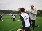 Pemain-Chelsea-melakukan-pemanasan-menjelang-latihan-10-Oktober-2025.jpg