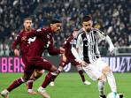 Pemain-Juventus-berupaya-mengecoh-pemain-lawan-dalam-laga-Liga-Italia.jpg