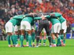 Pemain-Liverpool-membentuk-diskusi-melingkar-sebelum-kickoff-Liga-Champions-menghadapi-Galatasaray.jpg