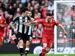 Pemain-Liverpool-menjaga-bola-dari-rebutan-pemain-Newcastle-United-Carabao.jpg