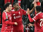 Pemain-Liverpool-merayakan-gol-bersama-Rio-Ngumoha.jpg