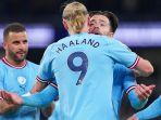 Pemain-Manchester-City-Erling-Haaland-memberikan-pelukan-hangat-kepada-rekannya-Jack-Grealish.jpg