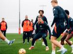 Pemain-Manchester-United-Luke-Show-kembali-menjalani-latihan-setelah-lama-cedera.jpg