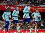 Pemain-Muda-barcelona-dan-Timnas-Spanyol-Lamin-Yamal-bersama-tim-memasuki-lapangan.jpg