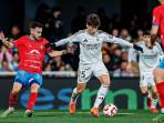 Pemain-Real-Madrid-Arda-Guler-dikepung-pemain-lawan-saat-laga-Liga-Spanyol.jpg