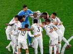 Pemain-Real-Madrid-berkumpul-membentuk-lingkaran-6-Okt.jpg