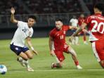 Pemain-Timnas-Indonesia-Marc-Klok-tengah-mengadang-pesepak-bola-China-Taipei.jpg