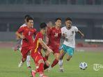 Pemain-Timnas-U-19-Indonesia-Marselino-Ferdinan-berebut-bola-dengan-pesepak-bola-Vietnam.jpg