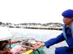 Pembagian-takjil-kepada-nelayan-oleh-personel-Satpolairud-Polres-Kotabaru.jpg