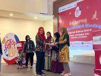 Pemberian-doorprize-kepada-lima-peserta-yang-beruntung-oleh-perwakilan-PT-Adaro-Indonesia.jpg