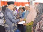 Pemberian-santunan-oleh-Bupati-Hss-Achmad-Fikry-ke-anggota-PGRI-purna-tugas-Selasa-20122022.jpg