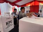 Pemilih-memasukan-surat-suara-ke-dalam-kotak-suara-saat-simulasi-pemungutan-suara-4.jpg