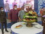 Pemotongan-nasi-astakona-tandai-HUT-51-Banjarmasin-Post-di-Gedung-Djok-Mentaya.jpg