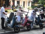 Pemprov-Kalsel-menyerahkan-10-unit-sepeda-listrik-dan-1-mobil-buggy.jpg