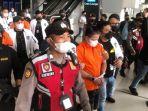 Penampakan-3-buronan-kasus-judi-online-yang-ditangkap-Bareskrim-Polri-tiba-di-Bandara-Soetta.jpg