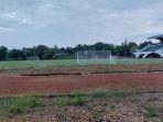 Penampakan-lapangan-bola-di-Stadion-Pertasi-Kencana.jpg