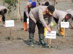 Penanaman-mangrove-di-pesisir-Desa-Takisung-oleh-jajaran-Polres-Tanah-Laut-Jumat-13102023.jpg