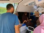 Penanganan-korban-keracunan-MBG-di-Martapura-dengan-menggunakan-mobil-ambulan.jpg