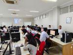 Pendaftar-Jalur-Mandiri-UTBK-di-Gedung-Teknologi-Informasi-Politala-Sabtu-226.jpg