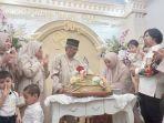 Pendiri-Banjarmasin-Post-H-Gusti-Pangeran-Rusdi-Effendi-AR-memotong-kue-Selasa-07112023.jpg