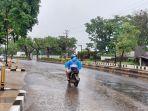 Pengendara-motor-nekat-melintas-saat-hujan-mengguyur-Kota-Pelaihari-Selasa-28112023.jpg