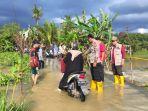 Pengendara-roda-dua-diarahkan-petugas-saat-lintasi-banjir-dd.jpg