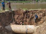 Pengerjaan-pipa-bocor-BPAM-di-Sei-Landas-Mandikapau-Karang-Intan-Kabupaten.jpg