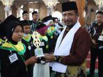 Penghargaan-ke-santri-TPA-yang-wisuda1.jpg