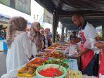 Pengunjung-Pasar-Ramadan-membeli-persiapan-berbuka-puasa-di-Siring-Ulek-Marabahan.jpg