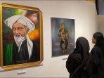 Pengunjung-antusias-melihat-satu-lukisan-yang-dipamerkan-di-Taman-Budaya.jpg
