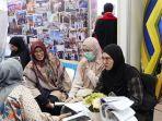 Pengunjung-antusias-mendaftar-diri-untuk-ibadah-umrah-dan-haji-pada-expo-2024.jpg