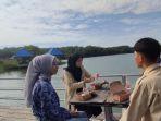 Pengunjung-bersantai-di-resto-apung-di-kawasan-Wisata-Danau-Hatiwin3.jpg