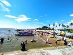 Pengunjung-di-Pantai-Takisung-Kamis-11-April-2024.jpg