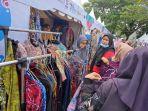 Pengunjung-di-stand-UMKM-yang-ada-di-Banjarmasin-Sasirangan.jpg
