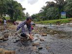 Pengunjung-mencuci-wajahnya-dengan-air-sungai-yang-segar-jernih.jpg