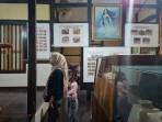 Pengunjung-menyaksikan-koleksi-Museum-Candi-Agung-di-Sungai-Malang-Amuntai.jpg