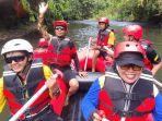 Pengunjung-saat-merasakan-sensasi-Susur-Sungai-Tapin-di-Kecamatan-Piani-Tapin.jpg