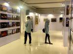 Pengunjung-sedang-melihat-pameran-foto-dan-lukisan-Explore-Cangkurah-202.jpg