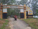 Pengunjung-warga-lokal-melintasi-pintu-gerbang-Obyek-Wisata-Danau-Hatiwin.jpg