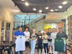 Pengurus-PGI-Banjarmasin-bersama-para-atlet-muda-di-salah-satu-cafe-di-Banjarmasin.jpg