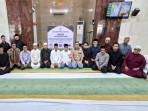 Pengurus-Yayasan-Mahatir-Mohammad-Zain-bersama-pengelola-Masjid-Al-Jihad.jpg