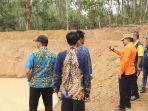 Penjabat-Bupati-tala-Syamsir-Rahman-meninjau-lokasi-pembuatan-embung-di-Desa-Alur-12102023.jpg