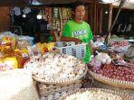 Penjual-bawang-merah-di-Pasar-Keramat-Kota-Barabai-HST-kalsel-Sabtu-18062022.jpg