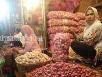 Penjual-bawang-merah-di-Pasar-Lama-Kota-Banjarmasin-Kalsel-Senin-22082022.jpg