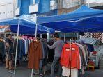 Penjual-pakaian-bekas-atau-Thrift-di-sekitar-pasar-pagi-Banjarmasin.jpg