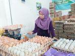 Penjual-telur-di-Pasar-Bauntung-Kota-Banjarbaru-Provinsi-Kalimantan-Selatan-Kamis-02112023.jpg